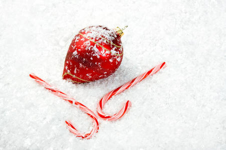 雪地里的糖果和装饰品