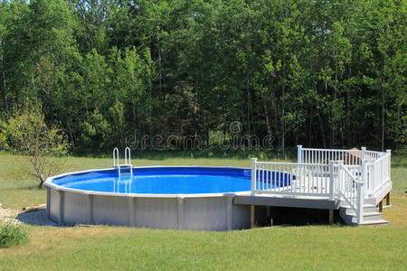 游泳池后加台阶地上游泳池照片