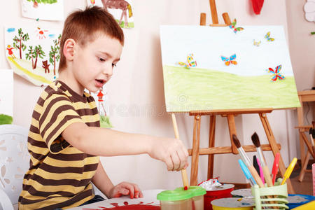 学龄前儿童绘画。
