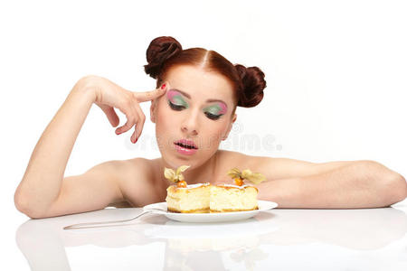 年轻女子吃美味的蛋糕