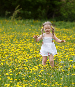 花丛中的小女孩。