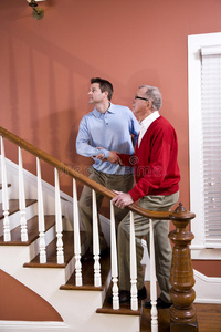 帮助老父亲在家爬楼梯的人图片