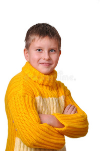 穿着黄条纹毛衣的微笑男孩