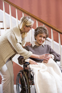 坐轮椅的老太太和护士在家