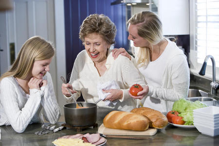 奶奶在厨房做饭图片