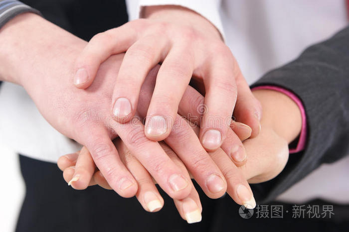 一群人握手的画面