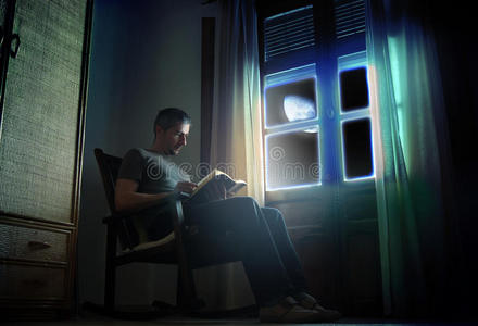 月光下的湖面图片