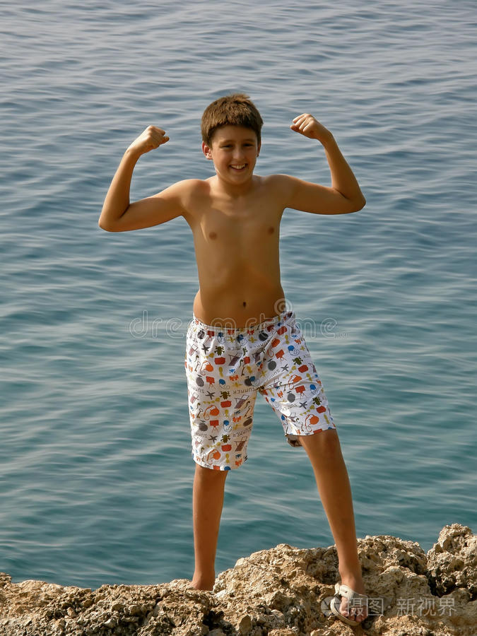 肌肉发达的男孩