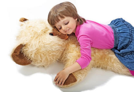 睡在泰迪熊上的3岁小女孩