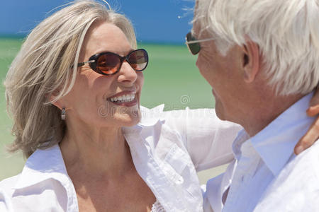 一对快乐的老夫妇在热带海滩上跳舞