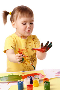 可爱的孩子画她的手指