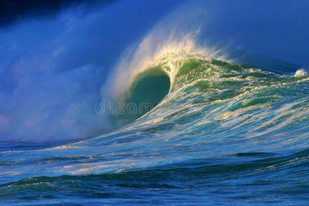 外美亚湾海滩的巨浪照片