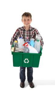 拿着装满垃圾的回收箱或垃圾的男孩