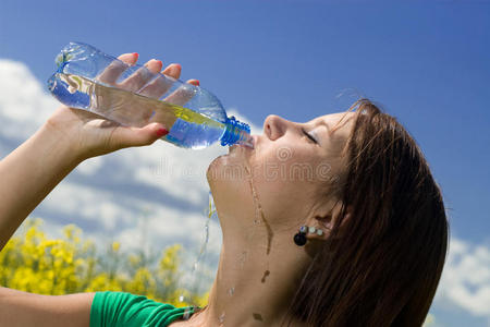 年轻漂亮的女人在喝水