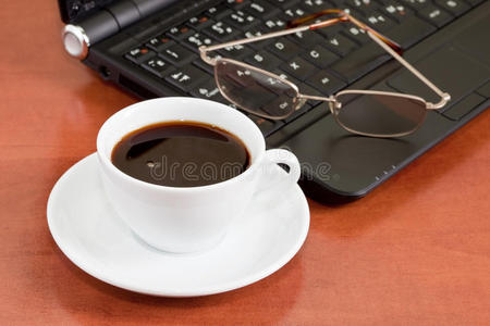 笔记本眼镜和一杯咖啡