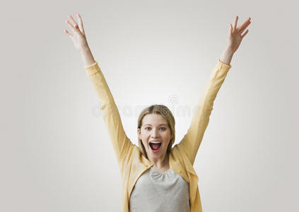 兴奋的空中抱着胳膊的女人照片