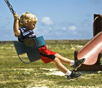 荡秋千的小孩荡秋千的小孩照片
