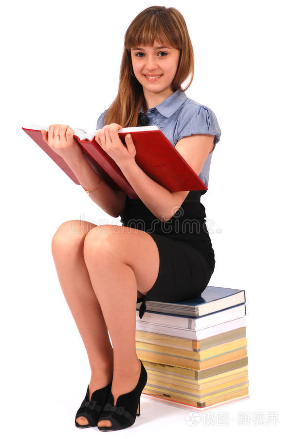 女孩拿着打开的书