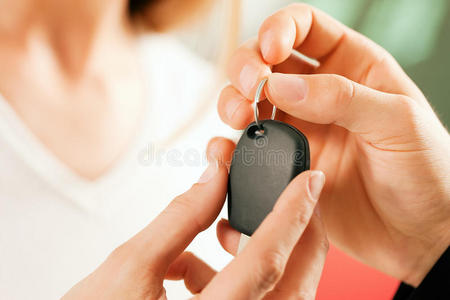 买车的女人有人给她钥匙