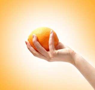 一个美味的橘子在手上的图像图片