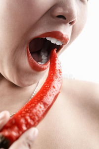 一个女人嘴里叼着大红辣椒图片