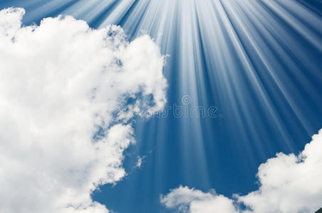 蓝天空蓝天上惊人的太阳和天空.照片