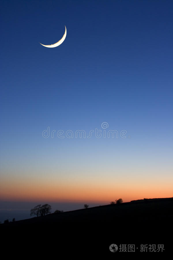 日落时的新月