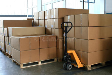 货盘更换机叉车入库照片