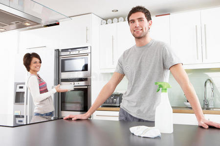 年轻夫妇打扫现代厨房图片
