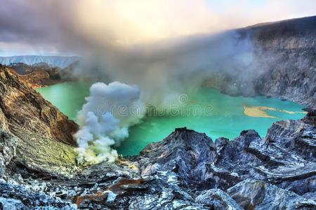 伊肯火山口