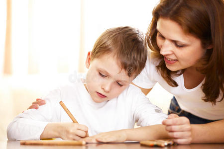 母亲帮儿子做家庭作业