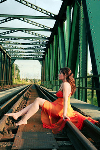 铁路上的年轻女子