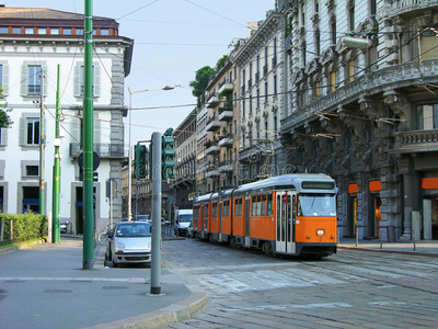 米兰街橙色电车