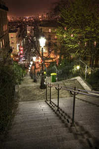 灯光咖啡馆和陡峭的台阶