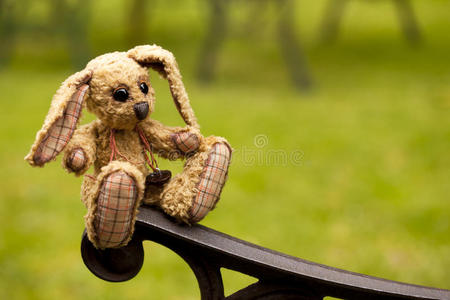 坐在铁凳上的小兔子软玩具