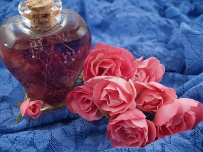 在浪漫的场景中排列的柔软的粉红色玫瑰