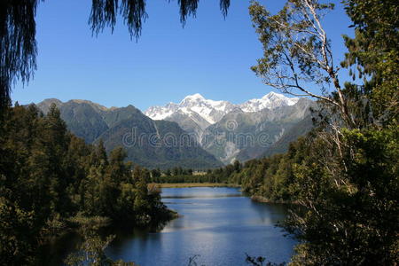 马西森湖上的库克山