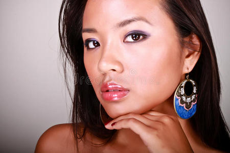 一位年轻漂亮的亚洲模特的特写肖像照片