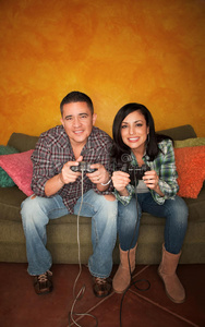 西班牙裔夫妇玩电子游戏