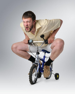 有趣的幽默骑自行车的人图片