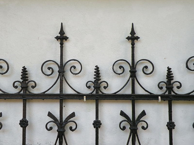 尖刺的铁栅栏图片