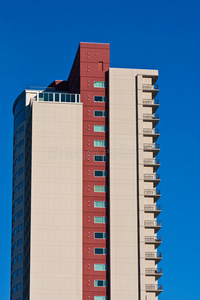 蓝色红色和米色公寓的侧面图片