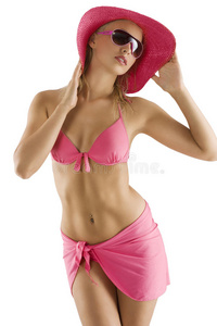 穿粉红色比基尼戴帽子的女孩
