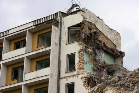 房屋两扇破窗户石板墙倒塌的房子1旧房子旧房子的入口坍塌的水泥墙