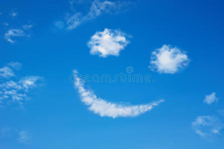 蓝天白云中的微笑
