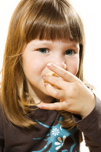 吃甜甜圈的小女孩图片