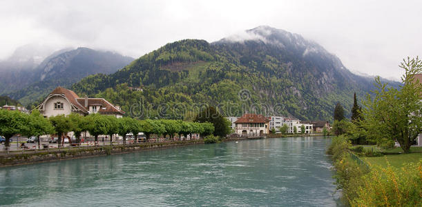 瑞士，因特拉肯。小河的景色