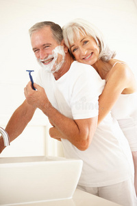 前辈和老婆在浴室镜子里刮胡子