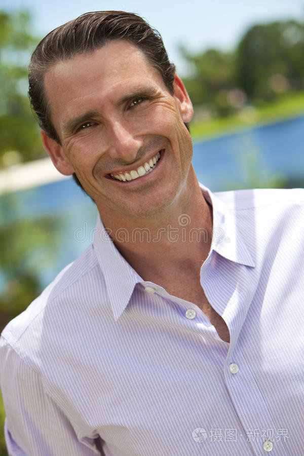 帅气笑脸男户外写真