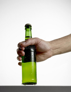 手拿啤酒瓶照片